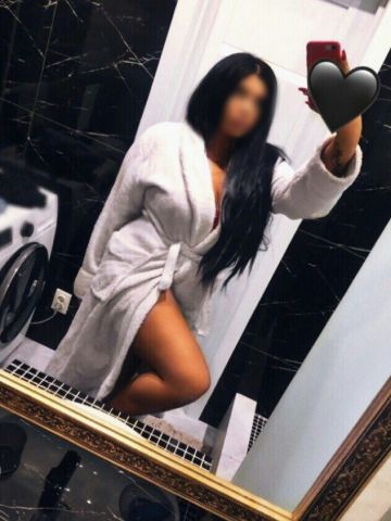 Малика Длинноногая Брюнетка